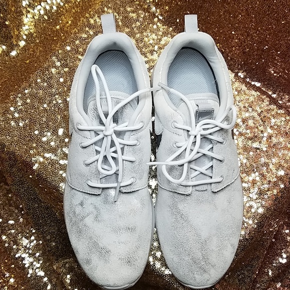 Women's Roshe One Premium Shoe - Picture 8 of 8